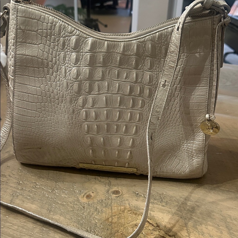 Brahmin
Elegant Cream Crocodile-Embossed Shoulder Bag